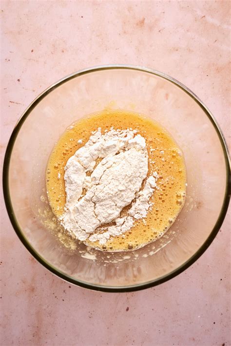 Ingrédients pour la pâte à clafoutis dans un saladier