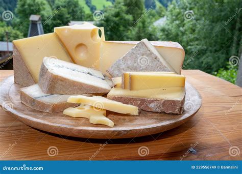Assortiment de fromages savoyards : Abondance, Beaufort, Emmental