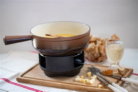 Caquelon de fondue savoyarde sur un réchaud
