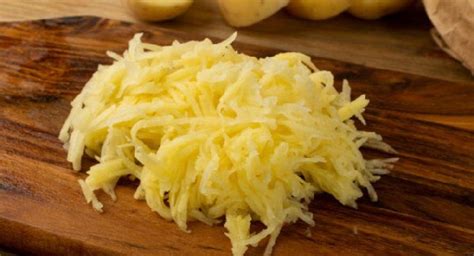 Pommes de terre râpées dans un saladier