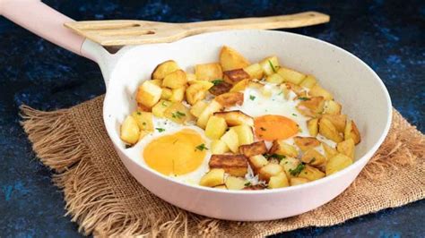 Bol avec des pommes de terre râpées, des œufs et des herbes