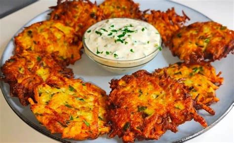 Assiette de beignets de pommes de terre avec une salade verte et du reblochon