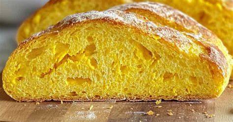 pain au maïs tranché sur grille