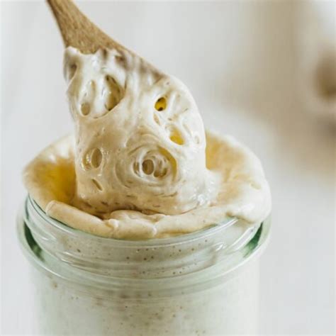 réhydratation levain déshydraté dans pot en verre