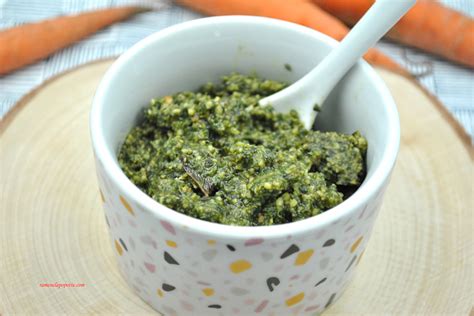 Bol de pesto de fanes de carottes fraîchement préparé avec des pâtes