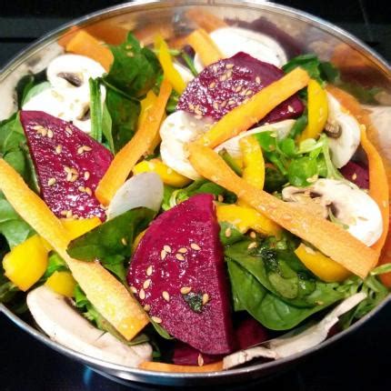 Salade composée de pousses d'épinards, betterave et champignons