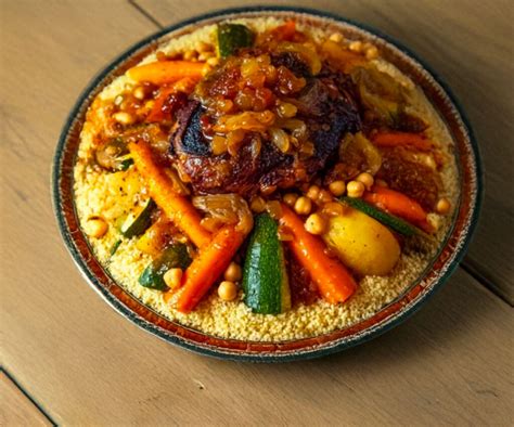 Plat de couscous aux légumes variés et à la viande