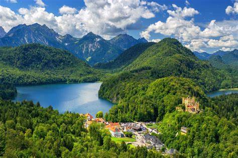 Panorama sur le lac Alpsee et les châteaux de Hohenschwangau et Neuschwanstein