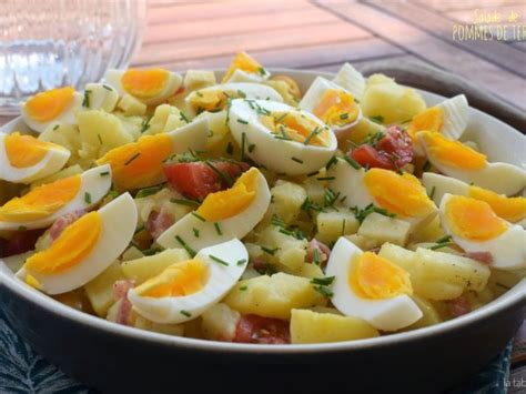 Salade de pommes de terre avec des œufs durs