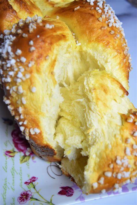 Vérification de la texture de la pâte brioche