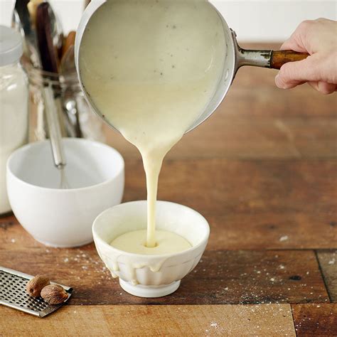 Préparation d'une sauce béchamel crémeuse