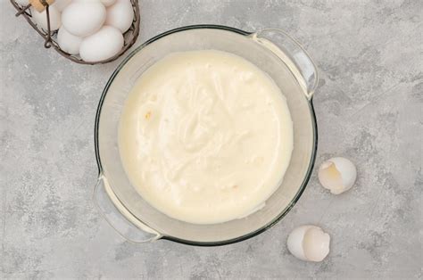 oeufs et sucre dans un bol pour faire une génoise