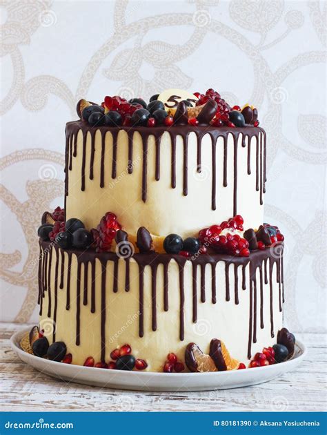 gâteau à étages décoré avec des fruits