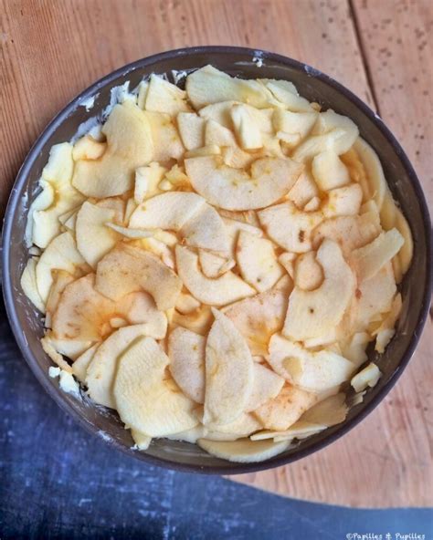 Poires coupées en lamelles dans un moule à gâteau