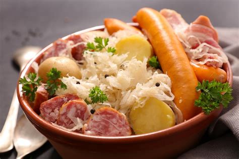 Plat de choucroute garnie avec diverses viandes et pommes de terre