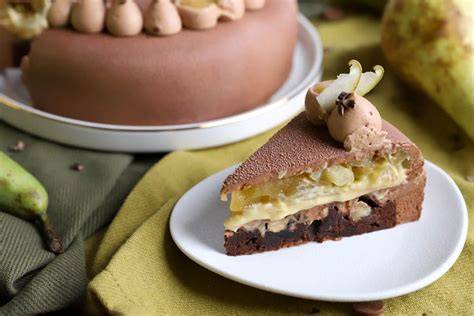 Image d’ensemble: entremets poire café avec couches visibles et décor velours