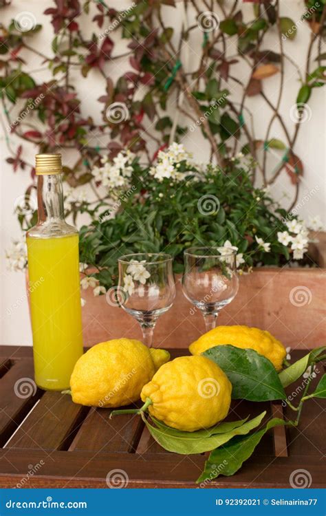 Bouteille de Limoncello et citrons sur une table en bois
