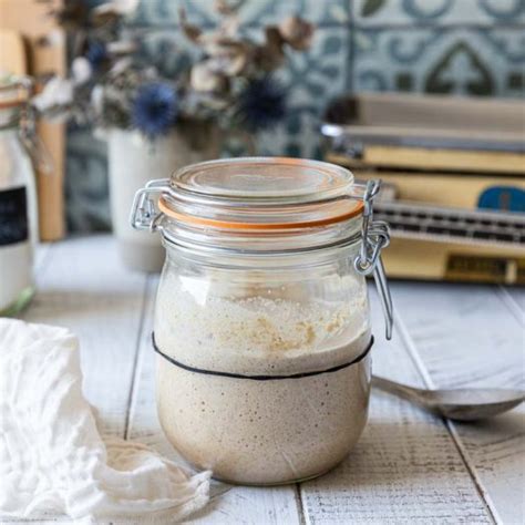 Levain dans un bocal en verre, ayant doublé de volume et rempli de bulles