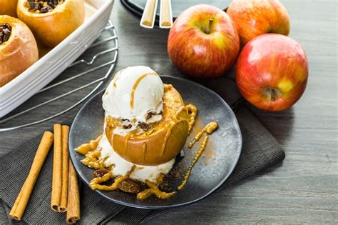 Pommes flambées servies avec de la glace