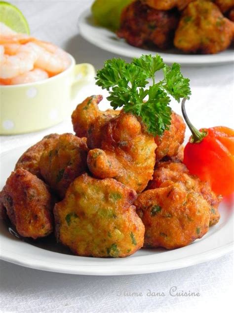 Accras de crevettes servis sur une assiette