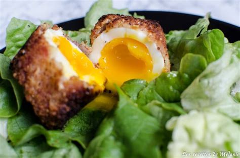 coulis de roquette dans une assiette avec oeuf mollet pané