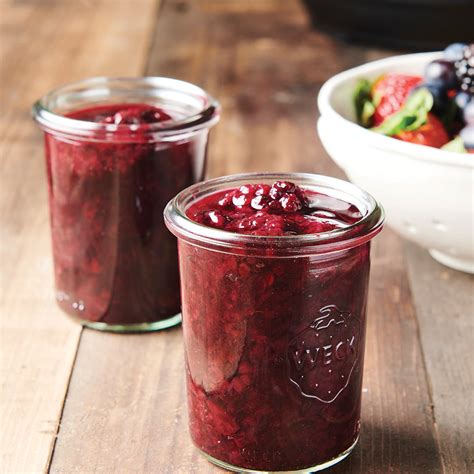Verre de compote de fruits rouges avec des morceaux