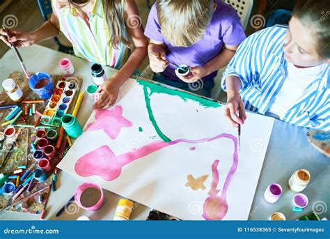 Groupe d'enfants peignant des galets