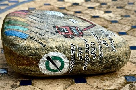 Personne déposant un galet peint dans une geocache