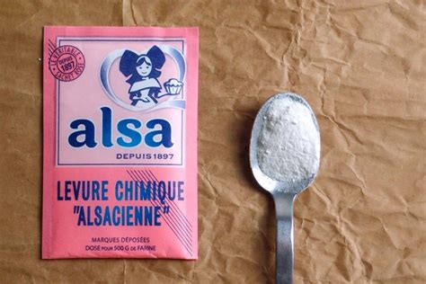 Un sachet de préparation pour gelée et une cuillère
