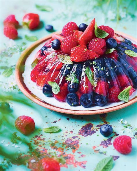 Un dessert composé de couches de gelée de fruits rouges et de crème