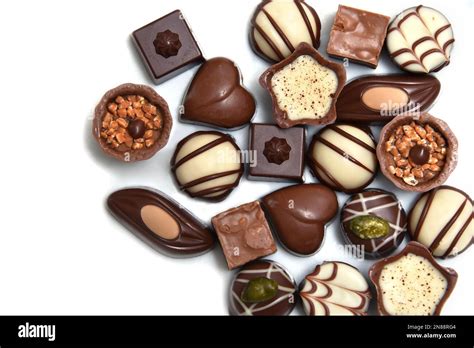 Gros plan sur des chocolats artisanaux aux formes variées