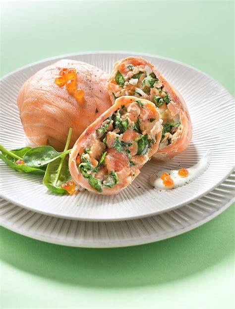 Plat de paupiettes de poisson au saumon fumé servi