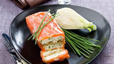 Plat de paupiettes de poisson au saumon fumé avec garniture