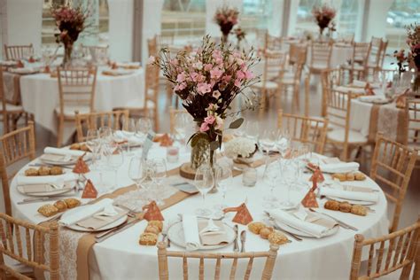 Mise en scène de petits pots de caramel sur une table de mariage