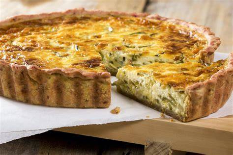 Quiche aux poireaux et comté dans un plat à tarte