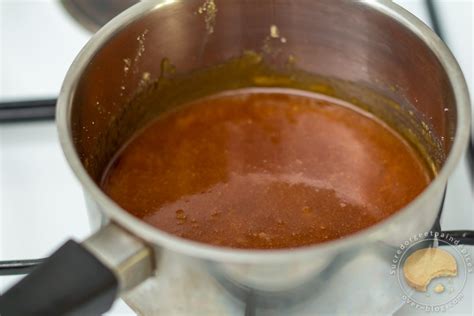 Préparation du caramel dans une casserole