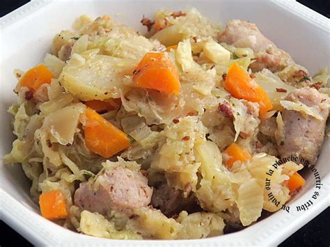 Plat d'Embeurrée de Chou Blanc servi avec des saucisses