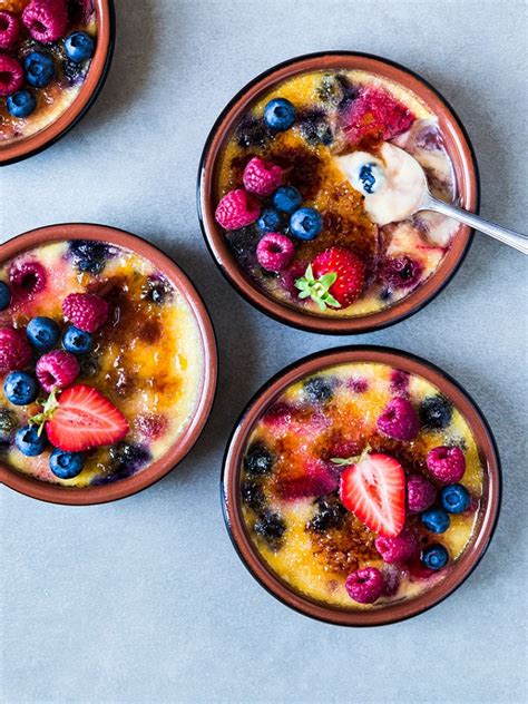 ramequins de crème brûlée aux fruits rouges