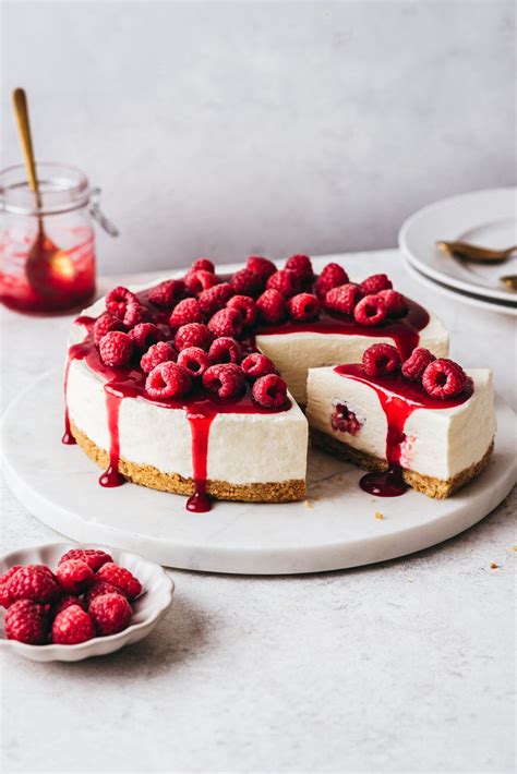 Cheesecake sans pâte garni de framboises fraîches