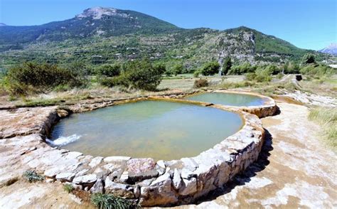 Source d'eau thermale dans un paysage naturel