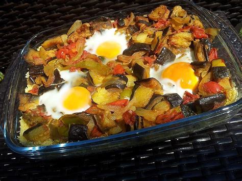 Œufs au plat cuits dans la ratatouille