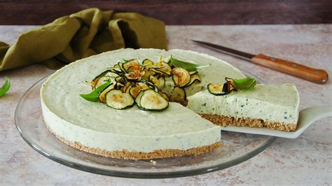 Présentation d'un cheesecake salé aux courgettes