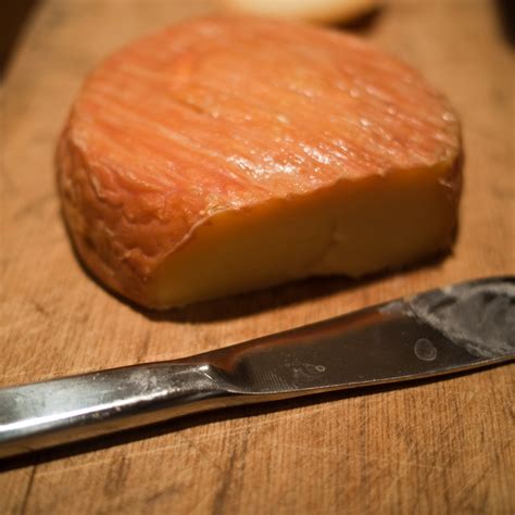 Fromage Munster à la croûte orangée