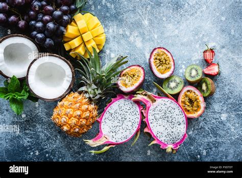 Fruits tropicaux et noix de coco