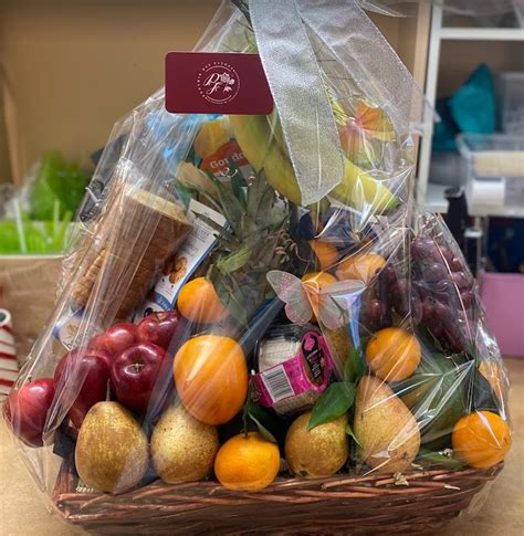 Panier garni de divers fruits rouges frais