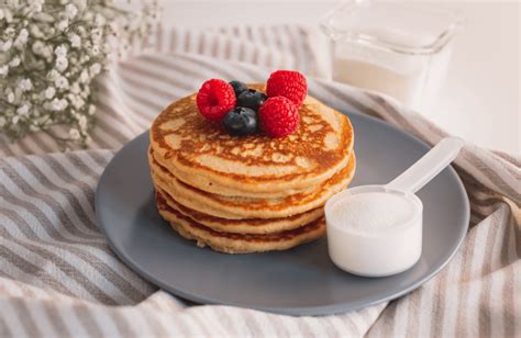 pancakes protéinés colorés avec fruits