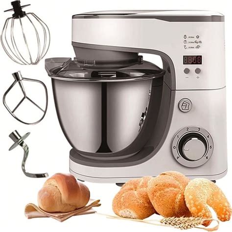 Robot culinaire mixant du pain
