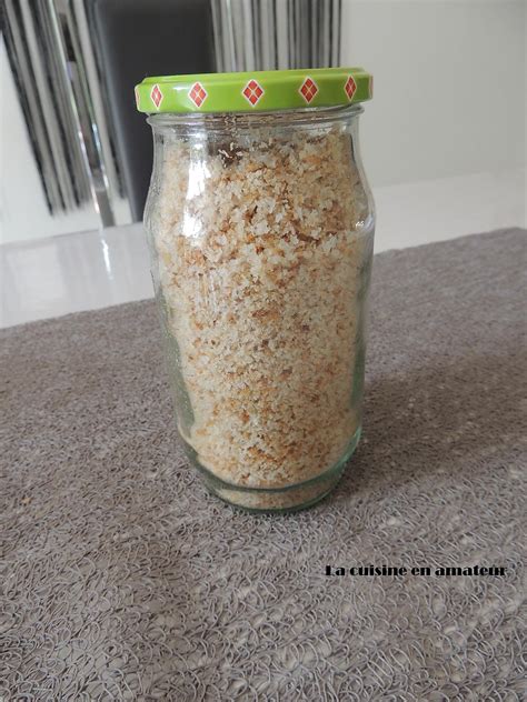 Bocal en verre rempli de chapelure maison