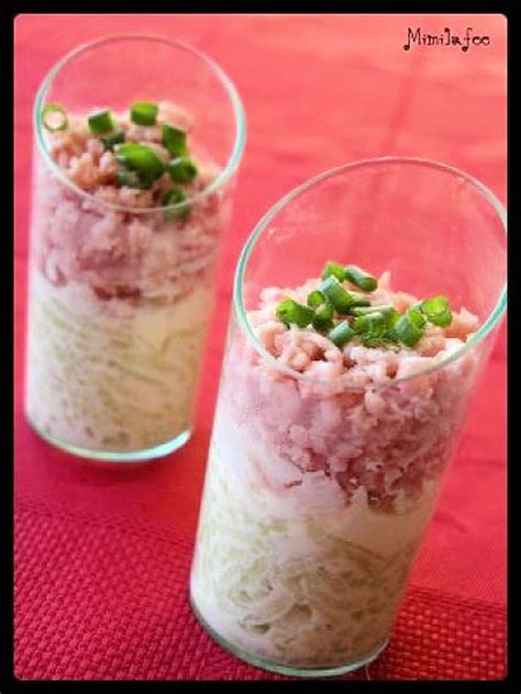 Verrines composées de couches de concombre, de fromage fondu et de jambon