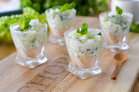 Verrine individuelle avec une garniture de concombre et de fromage
